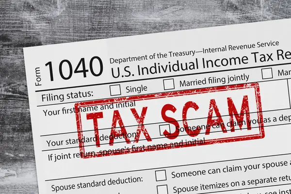 税金詐欺 1040 税金は私たちを形成します 個々の所得税 天候の木製デスク — ストック写真