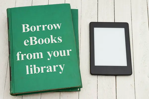 Одолжите Электронные Книги Публичной Библиотеки Ретро Старой Зеленой Книгой Читателем Лицензионные Стоковые Изображения