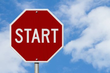  Mesajı kırmızı sokak dur işaretinde gökyüzü ile başlat