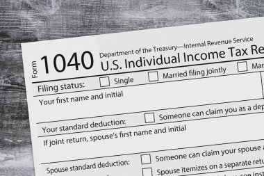 1040 vergi, yıpranmış ahşap bir masada bireysel gelir vergisi oluşturur.