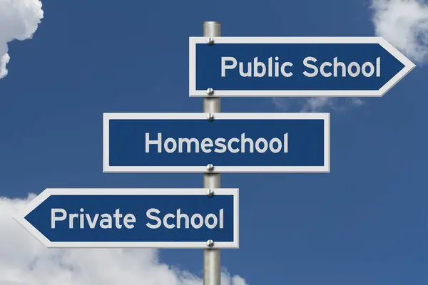 Beslissen Tussen Openbare Particuliere School Thuisschool Verkeersbord Met Hemel Rechtenvrije Stockfoto's