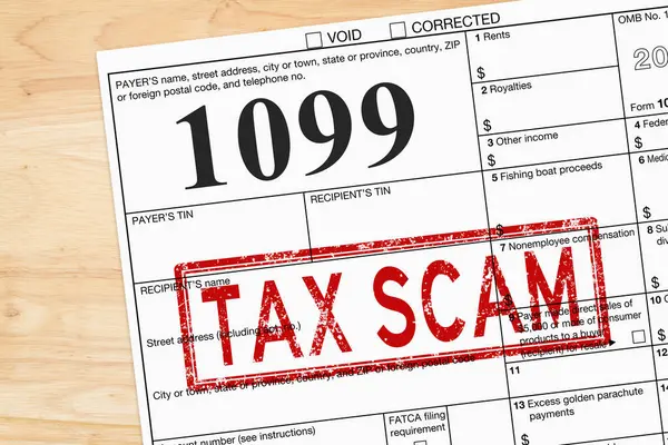 税表1099在木桌上填写个人所得税表 免版税图库照片