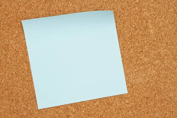 Braune Korkboard Blau Klebrige Note Hintergrund lizenzfreie Stockfotos