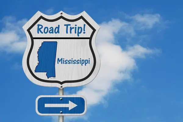 Mississippi Yolu Otoyol Tabelası Mississippi Haritası Gökyüzü Arkaplanlı Bir Otoyol - Stok İmaj