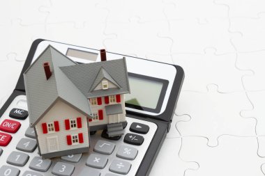 Ev kredinizi hesaplamak için bir ev ve hesap makinesi bulmacası