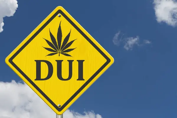 黄色警告Dwi大麻叶道路标志与天空 图库图片