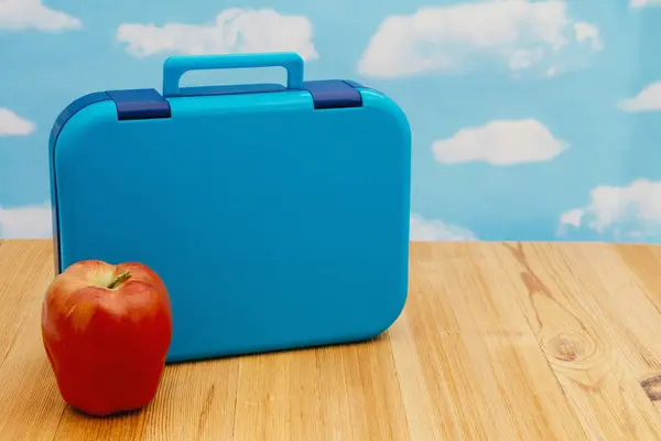 Blue Lunchbox Jabłkowym Pudełkiem Drewnianym Biurku Niebem Obraz Stockowy