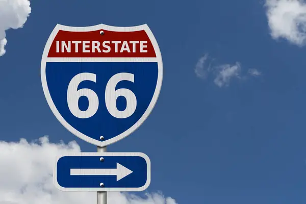 美国州际公路66号 蓝州际公路66号 有天空背景 免版税图库照片