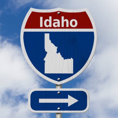 Yolculuğa Idaho, kırmızı, beyaz ve mavi eyaletler arası Otoban yol levhası word Idaho ile ve gökyüzü arka plan ile Idaho Haritası