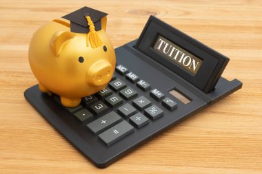 Tahta bir masanın üzerinde hesap makinesiyle altın bir kumbarayla okul harcı.