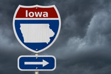 Iowa 'ya yol gezisi, kırmızı, beyaz ve mavi otobanlar arası yol tabelası Iowa ve fırtınalı arka planlı Iowa haritası