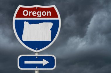 Oregon 'a yol gezisi, Kırmızı, Beyaz ve Mavi eyaletler arası otoyol tabelası Oregon ve fırtınalı arka planlı Oregon haritası