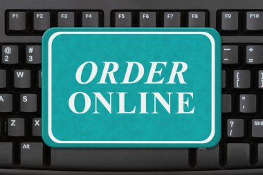 Bir bilgisayar klavyesinde çevrimiçi deniz mavisi işareti sipariş et