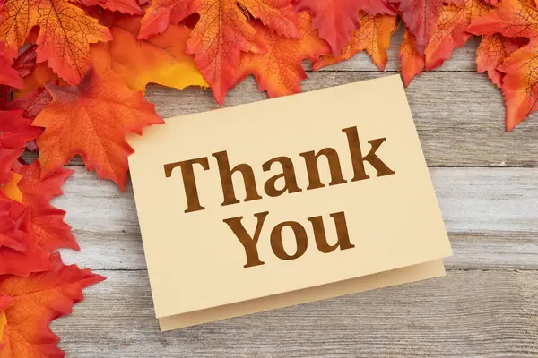 Düşen yapraklarla, yıpranmış ahşap bir tebrik kartıyla teşekkür ederim. 