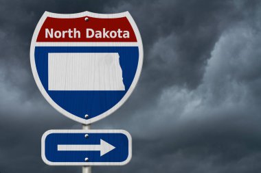 Kuzey Dakota 'ya yolculuk, kırmızı, beyaz ve mavi otobanlar arası yol tabelası Kuzey Dakota ve fırtınalı arka planlı Kuzey Dakota haritası