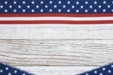 ABD 'nin kırmızı, beyaz ve mavi yıldızları yıpranmış ahşap arka planda ABD veya vatansever mesajınız için yer var