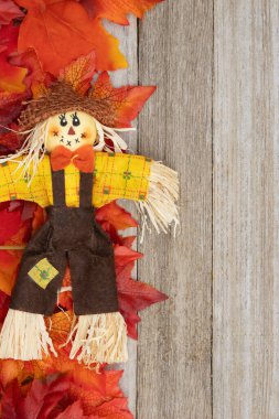 Sonbahar sezonluk mesajınız için eskimiş ahşap arka planda korkulukla sonbahar yaprakları