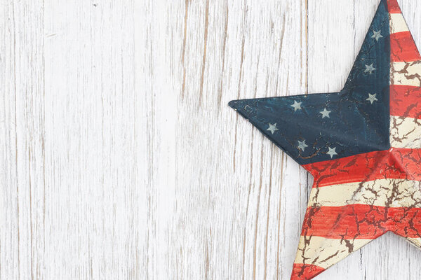 Красная, белая и синяя звезда Retro USA на смачиваемом деревянном фоне с пространством для вашего американского или патриотического послания