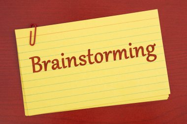 Tahta masadaki ataçlı Flash Kartlar indeks kartları