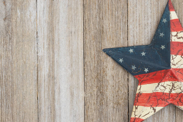 Красная, белая и синяя звезда Retro USA на смачиваемом деревянном фоне с пространством для вашего американского или патриотического послания