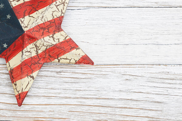 Красная, белая и синяя звезда Retro USA на смачиваемом деревянном фоне с пространством для вашего американского или патриотического послания