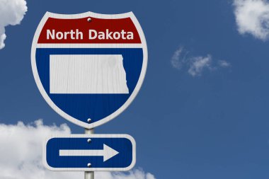 Kuzey Dakota 'ya yolculuk, kırmızı, beyaz ve mavi otobanlar arası yol tabelası Kuzey Dakota ve gökyüzü arka planlı Kuzey Dakota haritası