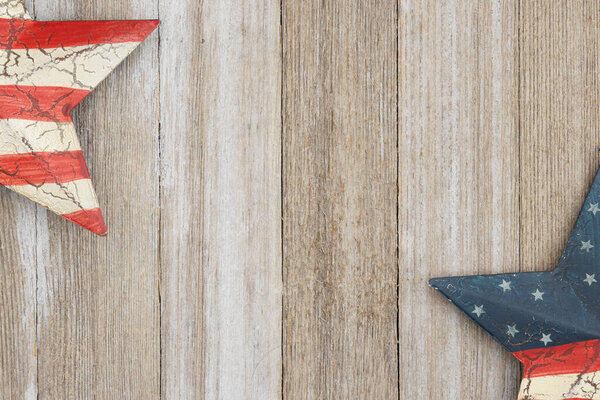 Красная, белая и синяя звезда Retro USA на смачиваемом деревянном фоне с пространством для вашего американского или патриотического послания