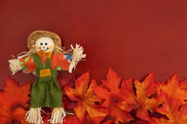 Sonbahar sezonluk mesajınız için kırmızı ahşap arka planda korkulukla sonbahar yaprakları