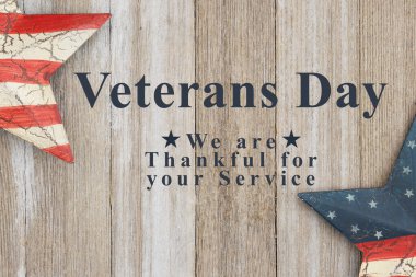 Gaziler Günü Eski kırmızı, beyaz ve mavi Amerikan bayrağıyla yıpranmış ahşap üzerinde imzalanmış.