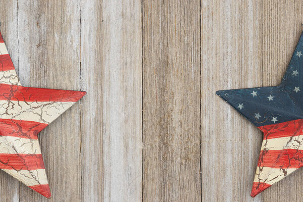Красная, белая и синяя звезда Retro USA на смачиваемом деревянном фоне с пространством для вашего американского или патриотического послания