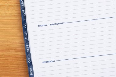 Boş gün planlayıcısı ahşap masada.