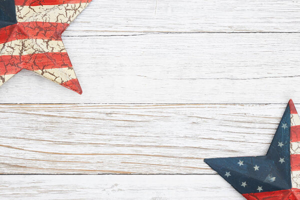 Красная, белая и синяя звезда Retro USA на смачиваемом деревянном фоне с пространством для вашего американского или патриотического послания