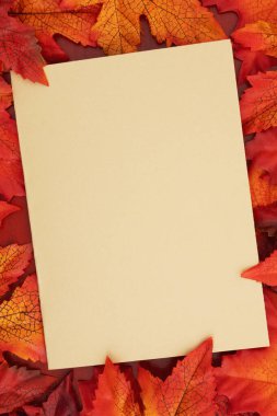 Sonbahar mesajın için üzerine sonbahar yaprakları dökülmüş boş bej tebrik kartı.