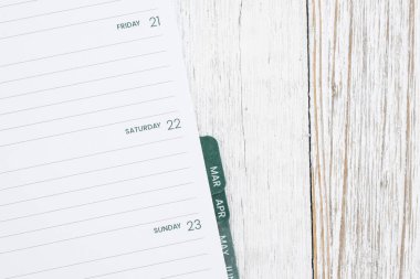 Boş bir planlamacı ve yıpranmış ahşap masada uzun bir hafta sonu.