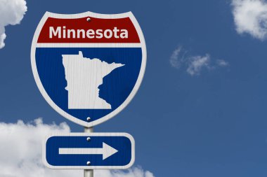 Minnesota 'ya yol gezisi, kırmızı, beyaz ve mavi otobanlar arası yol tabelası Minnesota ve gökyüzü arka planlı Minnesota haritası