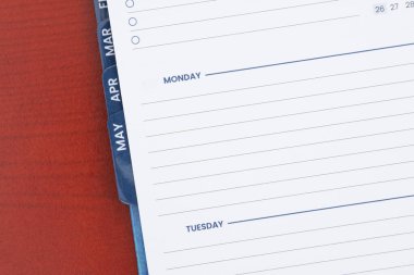 Pazartesi günü ahşap masada boş bir ajanda.