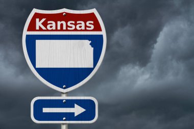 Kansas 'a yolculuk, kırmızı, beyaz ve mavi eyaletler arası otoban tabelası Kansas ve fırtınalı arka planlı Kansas haritası.