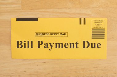 Faturası ödenmiş sarı bir zarf. Mali veya bütçeyle ilgili konular için ideal.