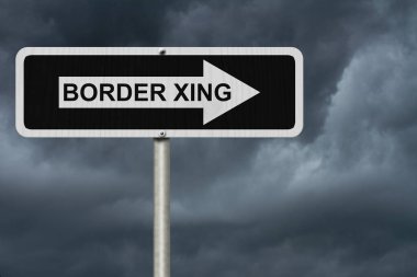 Sınır Kapısı 'na giden yol, Siyah-Beyaz sokak tabelası ve fırtınalı gökyüzü arka planlı Sınır Xing.