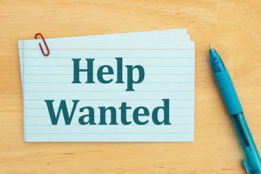 İş alımı veya yardım kavramı için mavi kalem ve ataç ile bir indeks kartına aranan yardım mesajı.