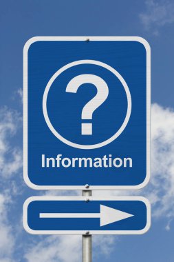  Soru işareti olan mavi bir yol işareti ve mavi gökyüzünü gösteren bilgi sözcüğü. Yardım veya veri için kullanışlı bir sembol.