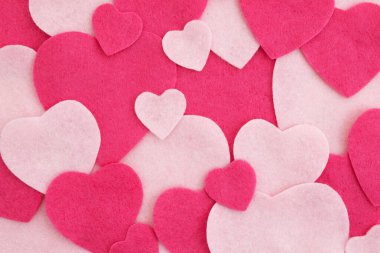 Yumuşak pembe ve beyaz kalp şekilleri üst üste binen modeller romantik, sevgililer günü ve düğün temalı tasarımlar için ideal.