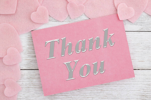 Элегантный текст благодарности с мягкой розовой сердечной окантовкой на ржавом белом дереве идеально подходит для романтических и оценочных тем