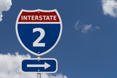ABD 2. Otoyol tabelası, kırmızı, beyaz ve mavi otoyol tabelası 2 numaralı gökyüzü arka planlı.