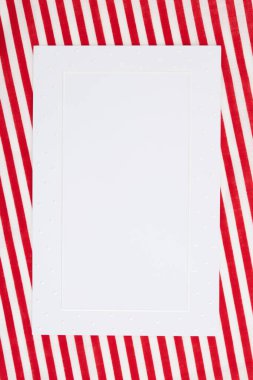 Bayram ve festival temaları için kırmızı ve beyaz çizgili boş beyaz tebrik kartı