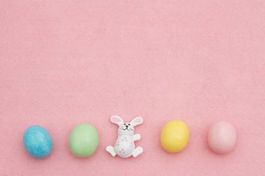 Pembe keçeli tavşan yumurtasıyla soluk Paskalya 