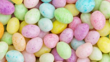 Bayram temalarınız için renkli Paskalya yumurtası arkaplanı yakınlaştırın ve döndürün