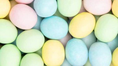 Bayram temalarınız için renkli Paskalya yumurtası arkaplanı yakınlaştırın ve döndürün