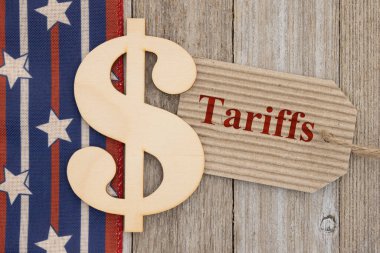 Dolar işareti ve fiyat etiketli gümrük vergileri eskimiş ahşap üzerinde kırmızı, beyaz ve mavi Amerikan yıldızlarıyla 