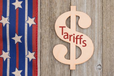 Üzerinde dolar işareti olan gümrük vergileri eskimiş ahşap üzerinde kırmızı, beyaz ve mavi Amerikan yıldızları 